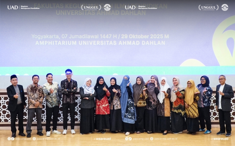 Foto bersama dosen dan calon wisudawan S2 MP UAD