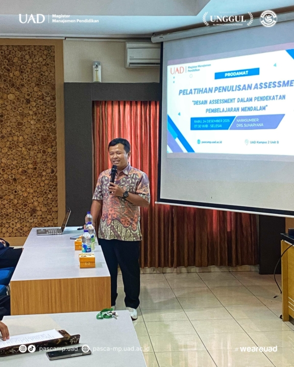 Prof Suyatno memberikan sambutan